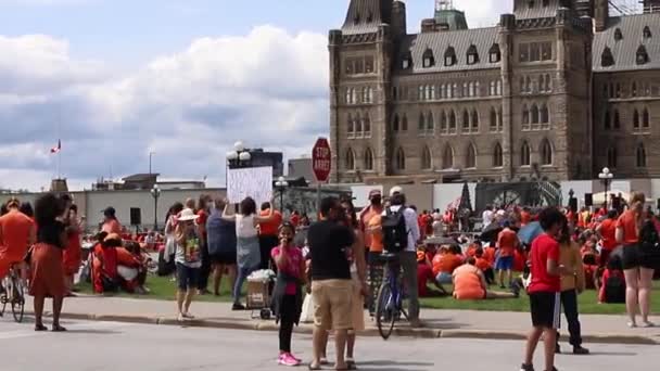 2021年7月1日 加拿大渥太华 取消加拿大日在国会山上举行的支持土著人民的抗议集会 每个儿童都很重要 穿着橙色衬衫的人 — 图库视频影像