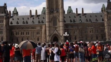 Ottawa, Kanada - 1 Temmuz 2021: Yerli halkı desteklemek amacıyla Parliament Hill 'deki Kanada Günü protesto mitingini iptal edin. Her Çocuk Önemlidir. Turuncu gömlek giyen insanlar.