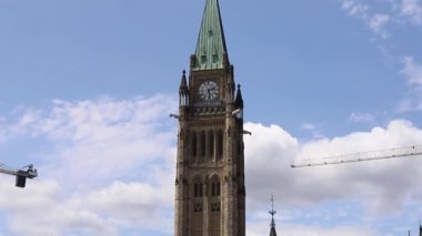 Ottawa, Kanada - 1 Temmuz 2021: Yerli halkı desteklemek amacıyla Parliament Hill 'deki Kanada Günü protesto mitingini iptal edin. Her Çocuk Önemlidir. Turuncu gömlek giyen insanlar.