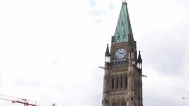 Ottawa, Kanada - 1 Temmuz 2021: Yerli halkı desteklemek amacıyla Parliament Hill 'deki Kanada Günü protesto mitingini iptal edin. Her Çocuk Önemlidir. Turuncu gömlek giyen insanlar.
