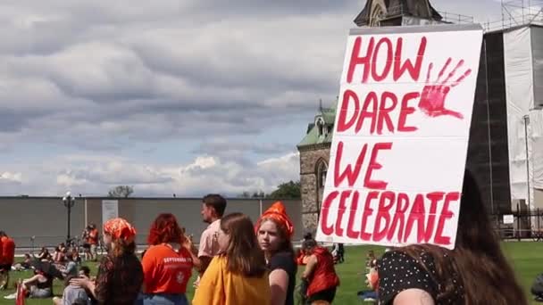 2021年7月1日 加拿大渥太华 取消加拿大日在国会山上举行的支持土著人民的抗议集会 每个儿童都很重要 穿着橙色衬衫拿着标牌的人 — 图库视频影像