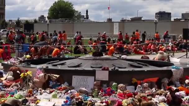 加拿大渥太华 2021年7月1日 取消加拿大日抗议活动 每个儿童都很重要 扔在国会山上百年之火附近的鞋子和玩具 以纪念孩子们 — 图库视频影像