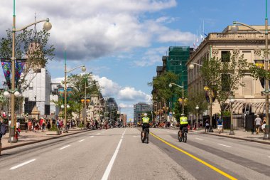 Ottawa, Kanada - 1 Temmuz 2021: Wellington sokak manzarası Ottawa şehir merkezinde yürüyen insanlar ve polis memurlarıyla birlikte. Kanada tatili boyunca arabalar için yollar kapalı..