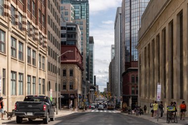Ottawa, Kanada - 1 Temmuz 2021: Ottawa şehir merkezinde yürüyen insanlarla şehir manzarası.