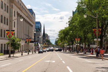 Ottawa, Kanada - 1 Temmuz 2021: Ottawa şehir merkezinde yürüyen insanlarla Wellington sokak manzarası. Kanada tatili boyunca arabalar için yollar kapalı..