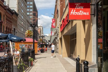Ottawa, Kanada - 1 Temmuz 2021: Ottawa şehir merkezinde yürüyen insanlarla şehir manzarası. Kanada bayramında Sparks Caddesi.