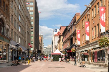 Ottawa, Kanada - 1 Temmuz 2021: Ottawa şehir merkezinde yürüyen insanlarla şehir manzarası. Kanada bayramında Sparks Caddesi.