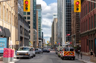 Ottawa, Kanada - 1 Temmuz 2021: Ottawa şehir merkezinde modern gökdelenlerle Cityscape sokak manzarası.