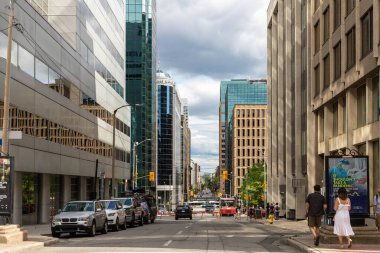 Ottawa, Kanada - 1 Temmuz 2021: Modern gökdelenler, tarihi binalar ve Ottawa şehir merkezinde yürüyen insanlarla şehir manzarası.