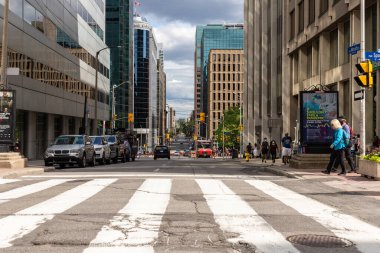Ottawa, Kanada - 1 Temmuz 2021: Ottawa şehir merkezinin kesiştiği noktada modern gökdelenler ve tarihi binalarla şehir manzarası.