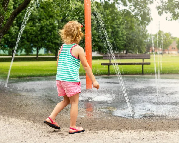 Lite Leende Barn Leker Med Vatten Stänkskydd Den Lokala Offentliga — Stockfoto