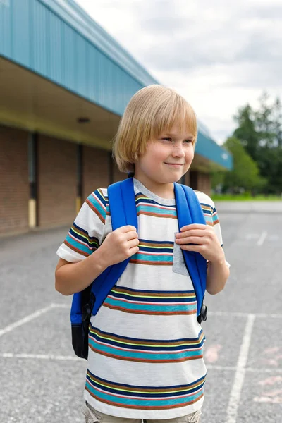 Vackert Leende Barn Nära Skolbyggnaden Skolgården Glad Elev Med Blå — Stockfoto