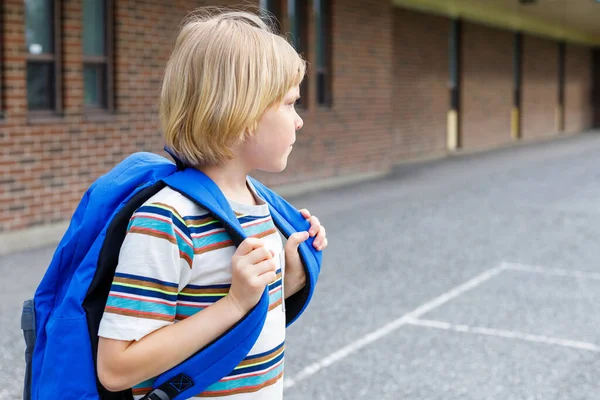 Vackert Barn Nära Skolbyggnaden Skolgården Liten Blond Elev Med Blå — Stockfoto