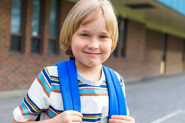 Vackert Leende Barn Som Står Nära Skolbyggnaden Skolgården Liten Glad — Stockfoto