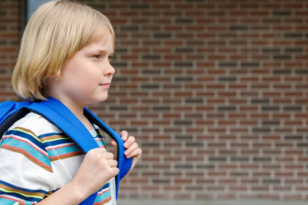 Vackert Barn Nära Skolan Byggnad Skolgården Mot Tegelvägg Liten Blond — Stockfoto