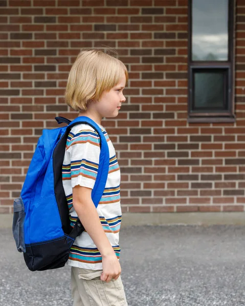 Vackert Barn Nära Skolan Byggnad Tegelvägg Skolgården Liten Glad Elev — Stockfoto