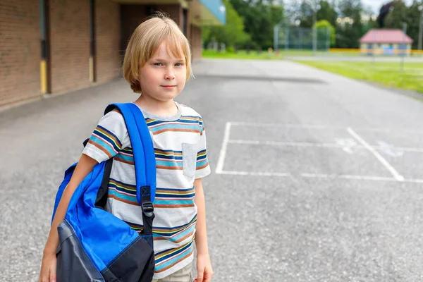 Vackra Leende Barn Nära Skolan Byggnad Skolgården Blond Elev Med — Stockfoto