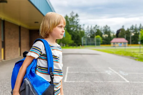 Vackert Lyckligt Barn Nära Skolbyggnaden Skolgården Liten Leende Elev Som — Stockfoto