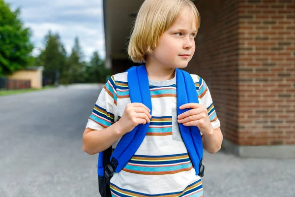 Vackert Litet Barn Nära Skolbyggnaden Skolgården Liten Blond Elev Med — Stockfoto