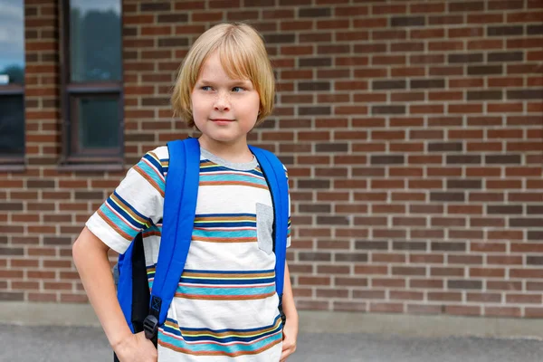 Vackert Leende Barn Nära Skolan Byggnad Skolgården Mot Tegelvägg Med — Stockfoto