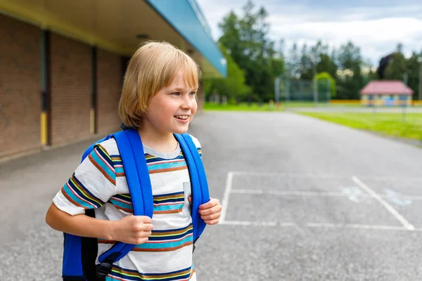 Vackra Glada Leende Barn Står Nära Skolan Byggnad Skolgården Liten — Stockfoto