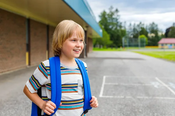 Vackert Leende Barn Som Står Nära Skolbyggnaden Skolgården Liten Glad — Stockfoto