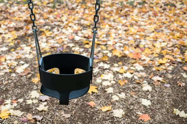 Gunga För Små Barn Lekplatsen Parken Hösten Med Fallna Löv — Stockfoto