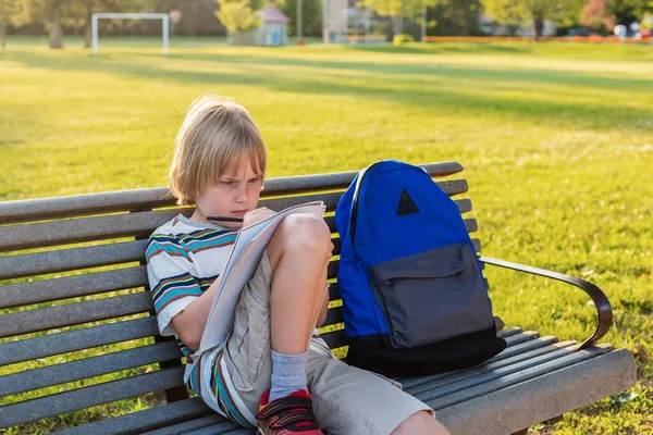 Elementär Skola Elev Barn Sitter Bänk Skolgården Med Ryggsäck Göra — Stockfoto