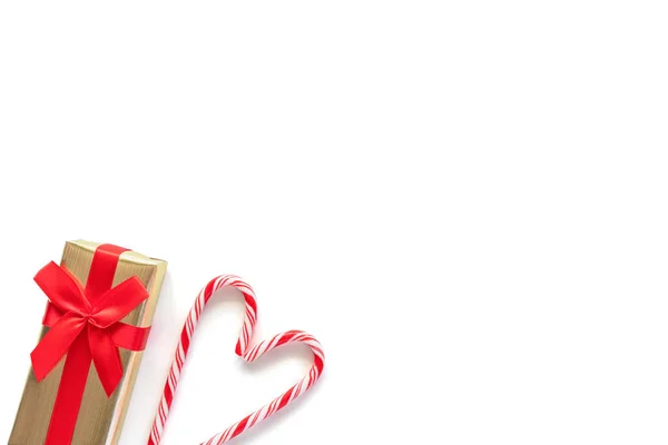 Vlakke Lay Out Van Geschenkdoos Snoepstokken Hartvorm Geïsoleerd Witte Achtergrond — Stockfoto
