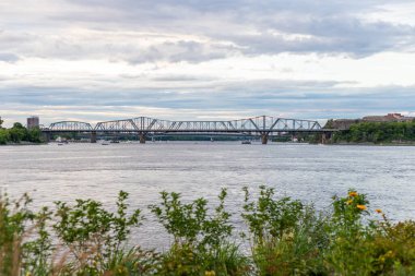Ottawa Nehri ve Alexandra Köprüsü 'nün Ottawa' dan Kanada 'nın Quebec kentine uzanan panoramik manzarası.