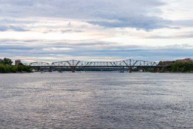 Ottawa Nehri ve Alexandra Köprüsü 'nün Ottawa' dan Kanada 'nın Quebec kentine uzanan panoramik manzarası.