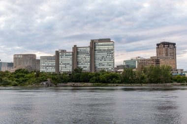 Ottawa, Kanada - 1 Temmuz 2021: Ottawa Nehri ve Kanada 'nın Quebec kentinin panoramik manzarası