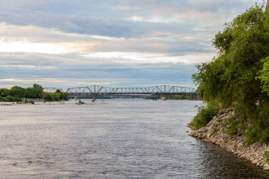 Ottawa Nehri ve Alexandra Köprüsü 'nün Ottawa' dan Kanada 'nın Quebec kentine uzanan panoramik manzarası.