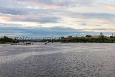 Ottawa Nehri ve Alexandra Köprüsü 'nün Ottawa' dan Kanada 'nın Quebec kentine uzanan panoramik manzarası.