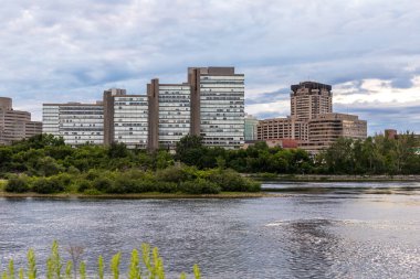Ottawa, Kanada - 1 Temmuz 2021: Ottawa Nehri ve Kanada 'nın Quebec kentinin panoramik manzarası