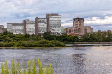 Ottawa, Kanada - 1 Temmuz 2021: Ottawa Nehri ve Kanada 'nın Quebec kentinin panoramik manzarası