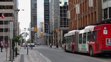 Ottawa, Canada July1, 2021: Ottawa OC Transpo otobüsü şehir merkezindeki Ottawa caddesinde. Şehir trafiği