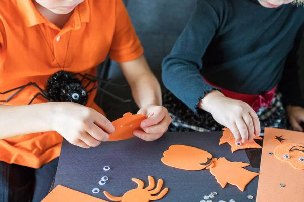 Halloween Barn Hantverk Förberedelser Små Barn Som Pysslar Hemma Bror — Stockfoto