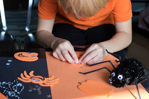 Små Barn Som Gör Höstpyssel Hemma Eller Skolan Bär Orange — Stockfoto