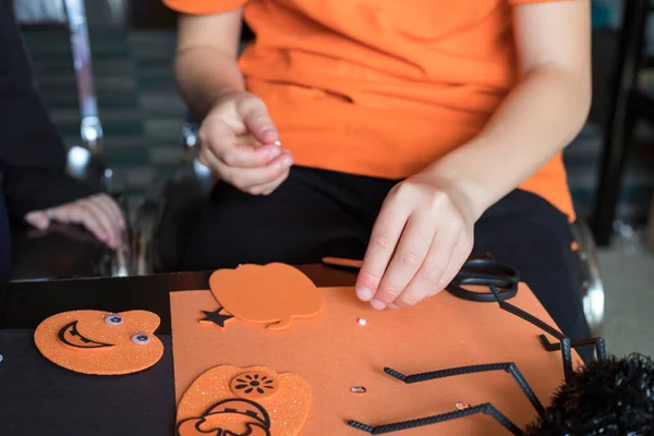 Halloween Barn Hantverk Förberedelser Små Barn Som Pysslar Hemma Eller — Stockfoto