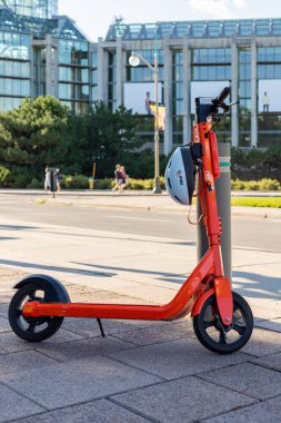 Ottawa, Kanada - 2 Ağustos 2021: Sokakta kiralık kasklı elektrikli scooter. E-scooter şehir merkezinde kaldırımda.