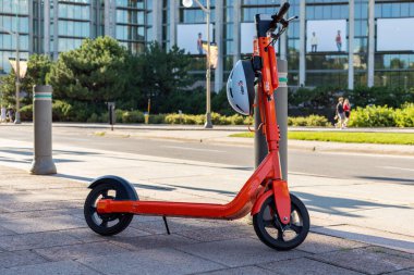 Ottawa, Kanada - 2 Ağustos 2021: Elektrikli scooter sokağa park edilmiş. E-scooter şehir merkezinde kaldırımda.