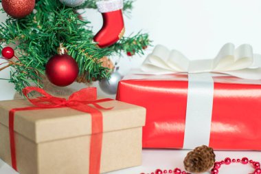 Küçük bir Noel ağacı ve beyaz arka planda hediyeler. Noel ve Yeni Yıl kavramı.