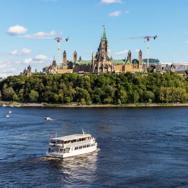 Ottawa, Kanada - 2 Ağustos 2021: Kanada Parlamentosu yenileme altında ve Ottawa Nehri yazın teknelerle doludur. Alexandra Köprüsü 'nden panoramik görüntü.