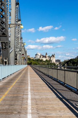 Ottawa, Kanada - 2 Ağustos 2021: Gatineau City of Quebec 'ten Ontario, Kanada' ya güneşli bir yaz gününde Alexandra Köprüsü