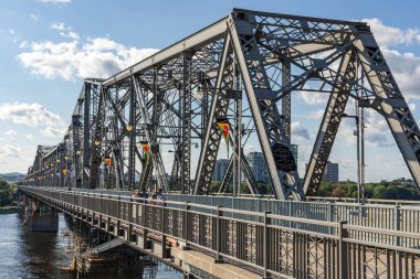 Ottawa, Kanada - 2 Ağustos 2021: Alexandra Köprüsü Ottawa, Ontario 'dan Kanada' nın Quebec kentine güneşli bir yaz gününde. Köprüde yürüyen insanlar.