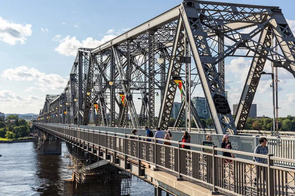 カナダのオタワ 8月2 2021 カナダの2つの州の間のアレクサンドラ橋 オンタリオ州オタワから晴れた夏の日にケベック州のガティノー市まで 橋の上を歩く人々 — ストック写真