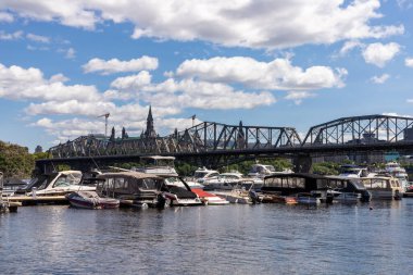 Ottawa, Kanada - 2 Ağustos 2021: Gatineau şehri Quebec ile Kanada 'nın Ontario kenti arasındaki Alexandra Köprüsü. Portage Champlain Yat Kulübü, su üzerinde tekneleri ve yatları var.