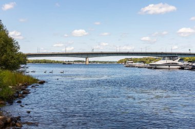 Ottawa, Kanada - 2 Ağustos 2021: Macdonald-Cartier Köprüsü Gatineau şehri Quebec 'ten Ontario, Kanada' ya. Güneşli bir yaz gününde Ottawa nehri