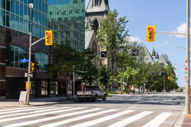 Ottawa, Kanada - 2 Ağustos 2021: Kanada 'da Ottawa şehir merkezinde trafik ışıkları ve yaya geçidi olan Sparks Caddesi ile Kent Caddesi kavşağı